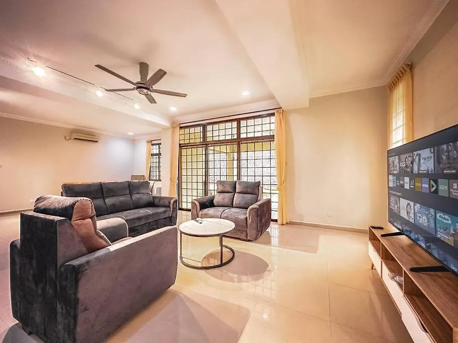 Jb Gatheringhouse Bungalow 5Bedroom 12Pax Johor Bahru Holiday home