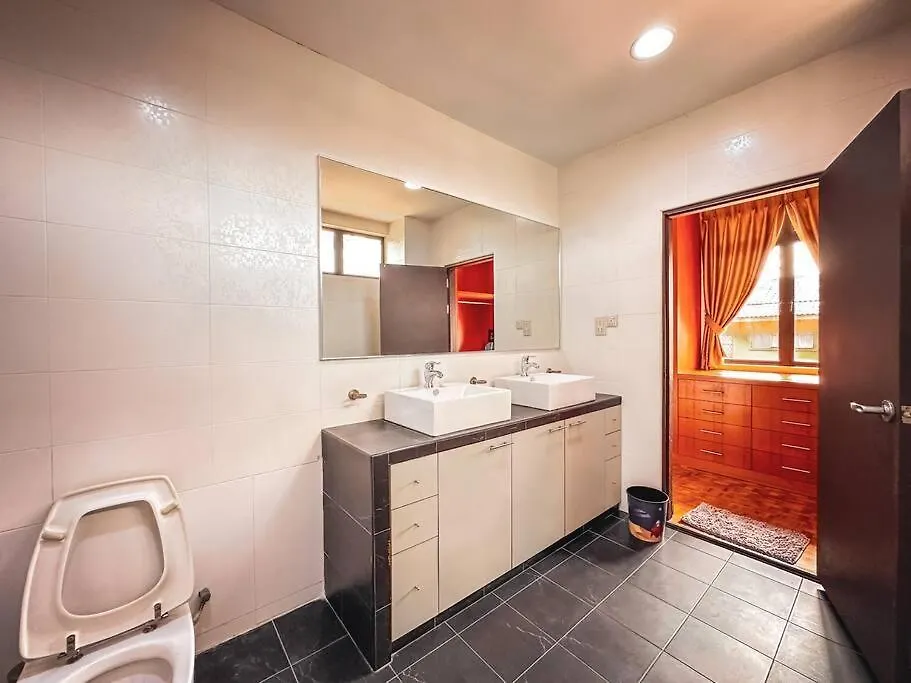 Jb Gatheringhouse Bungalow 5Bedroom 12Pax Johor Bahru Holiday home